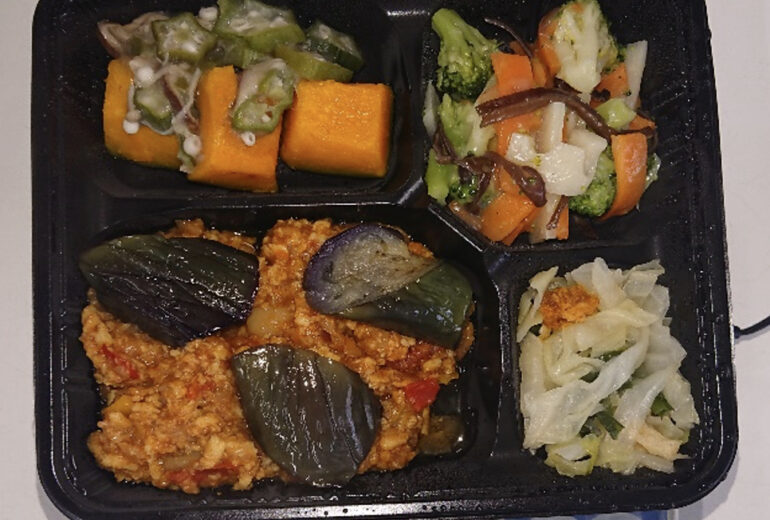 野菜キーマカレー弁当（トッピング：揚げナス、副菜：オクラとカボチャの和え物、ブロッコリーのサラダ、キャベツなど）
