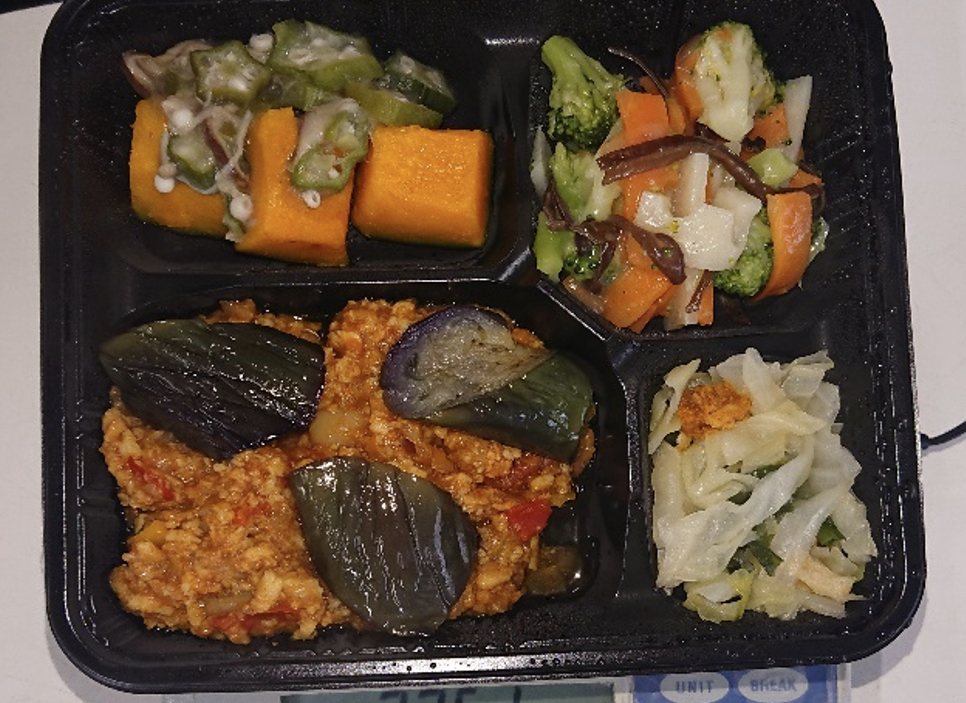 野菜キーマカレー弁当（トッピング：揚げナス、副菜：オクラとカボチャの和え物、ブロッコリーのサラダ、キャベツなど）