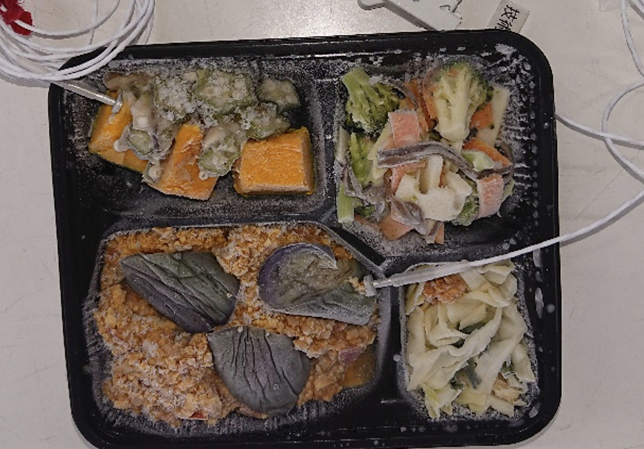 急速冷凍された野菜キーマカレー弁当（トッピング：揚げナス、副菜：オクラとカボチャの和え物、ブロッコリーのサラダ、キャベツなど）