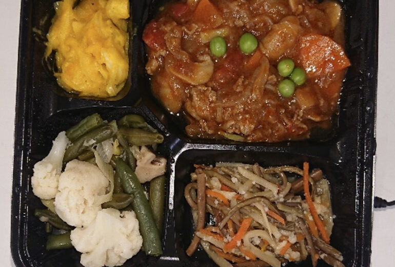 ハッシュドビーフ弁当（副菜：カリフラワーとインゲンのソテー、パンプキンサラダ、きんぴらごぼう）