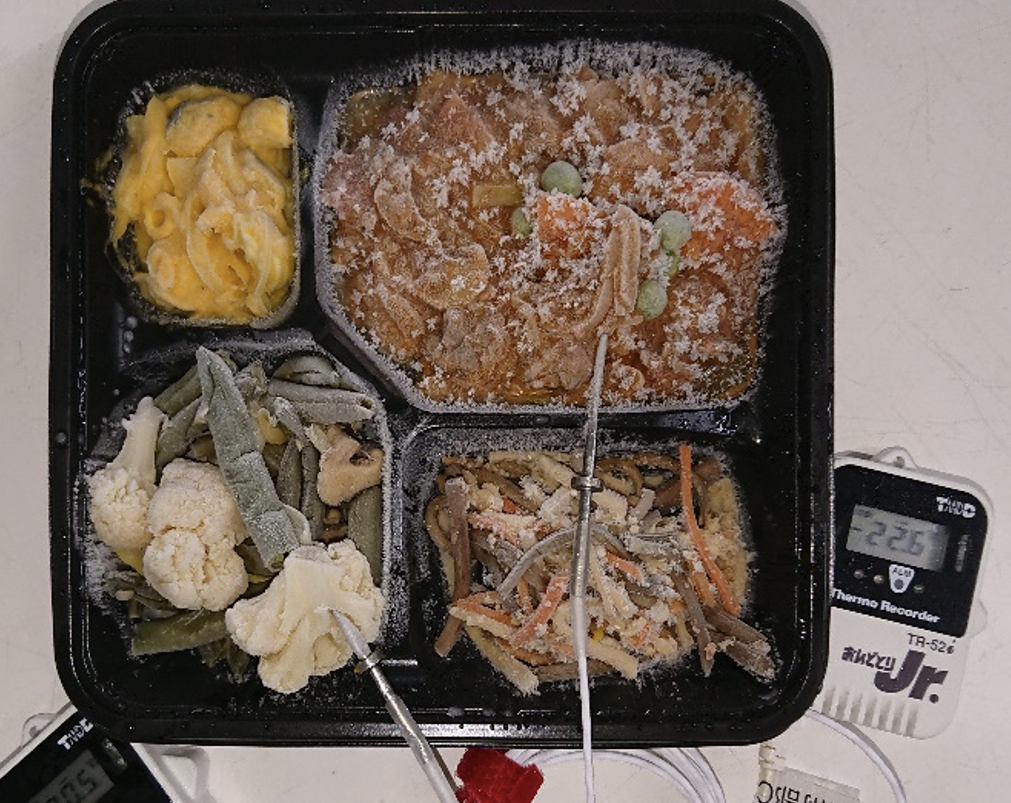 急速冷凍されたハッシュドビーフ弁当（副菜：カリフラワーとインゲンのソテー、パンプキンサラダ、きんぴらごぼう）