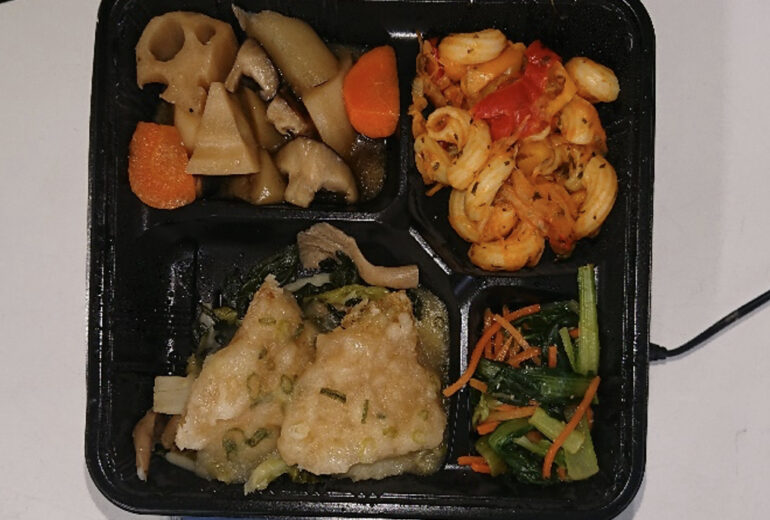 カレイのおろし煮弁当（副菜：レンコンと野菜の煮物、トマトマカロニ、青菜のお浸し）