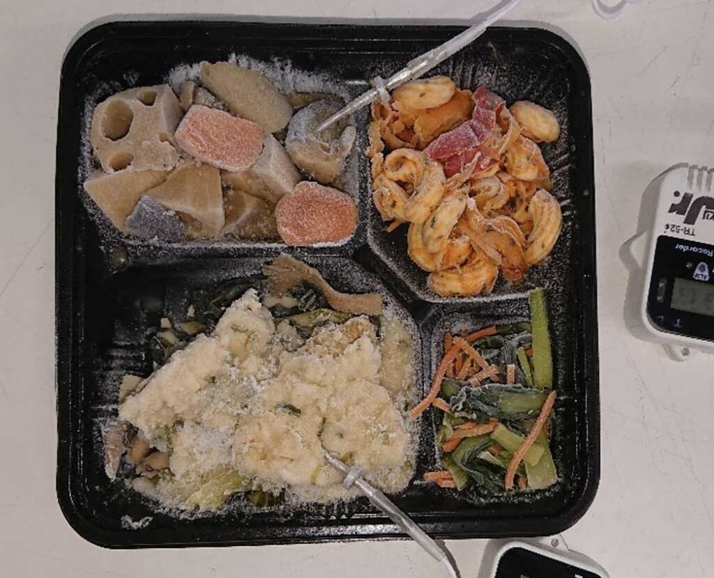 急速冷凍されたカレイのおろし煮弁当（副菜：レンコンと野菜の煮物、トマトマカロニ、青菜のお浸し）