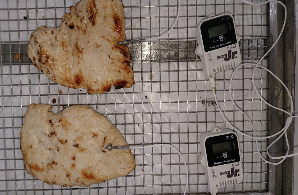 網トレーに乗った2個のローストチキン