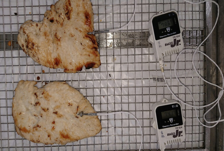 網トレーに乗った2個のローストチキン