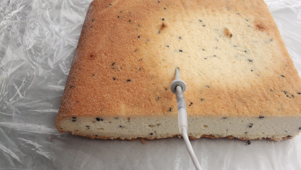 ラップの上に置かれた急速冷凍された白あんとごまのケーキ