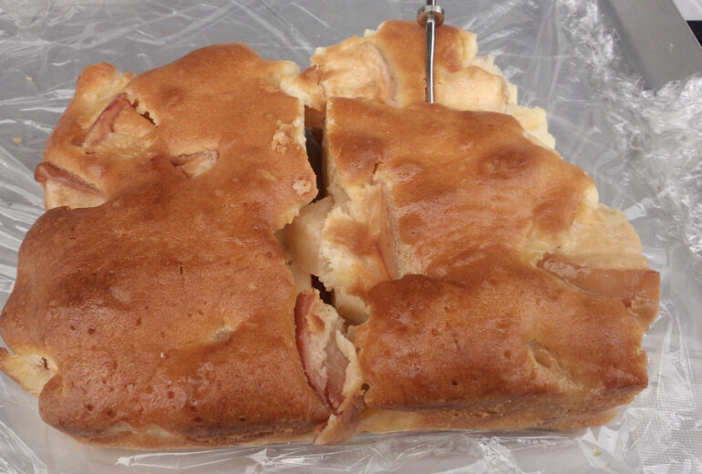 トレーの上に乗ったりんごケーキ