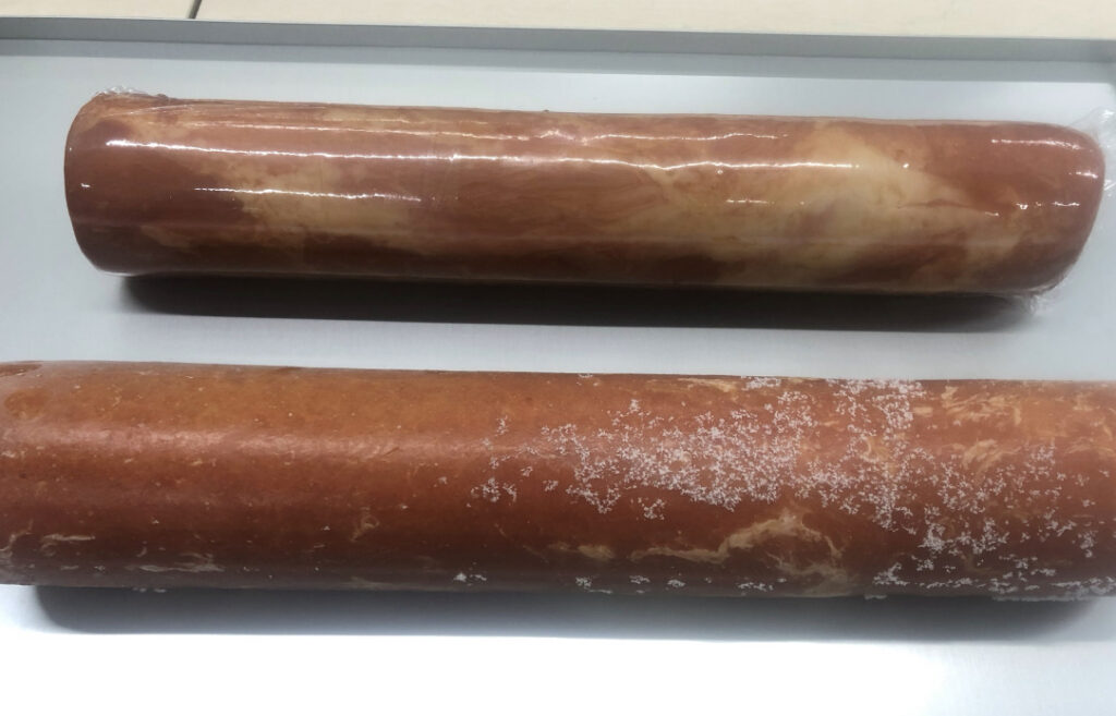 トレイの上に置かれたロースハムブロック(テンパリング済み)