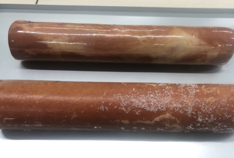 トレイの上に置かれたロースハムブロック（テンパリング済み）