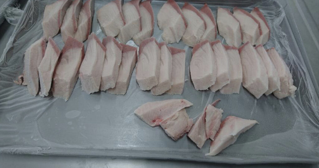急速冷凍されたトレーにのせられたたくさんのぶりの切り身
