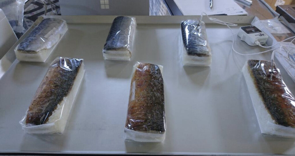 トレーの上にのせられた焼き鯖寿司