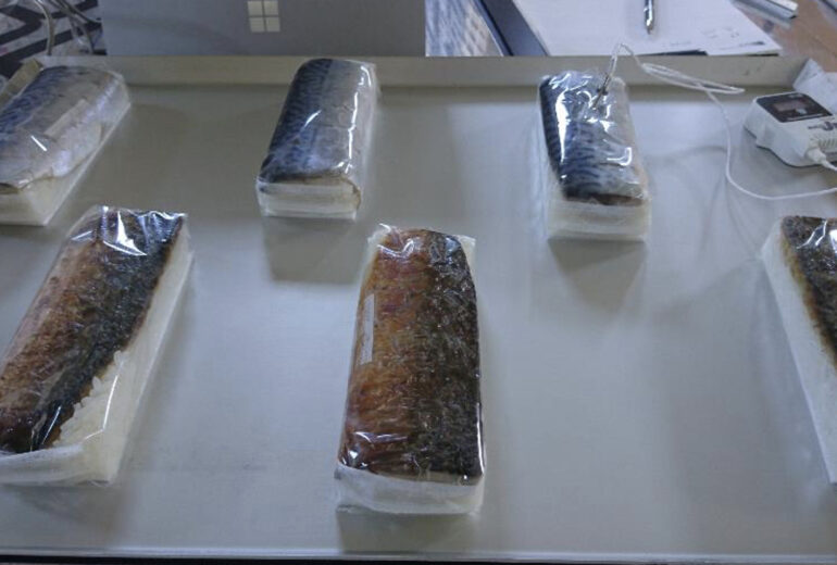 トレーの上にのせられた焼き鯖寿司