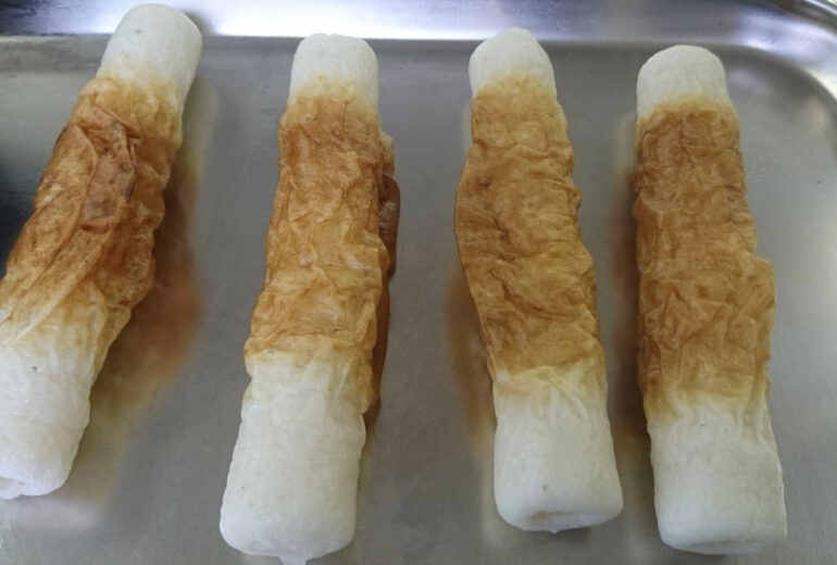 トレーの上にのせられた４本のちくわ