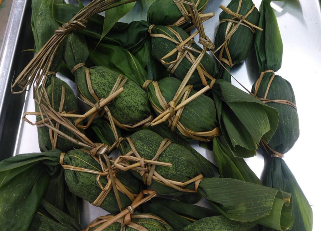 トレーにたくさんおかれた笹団子