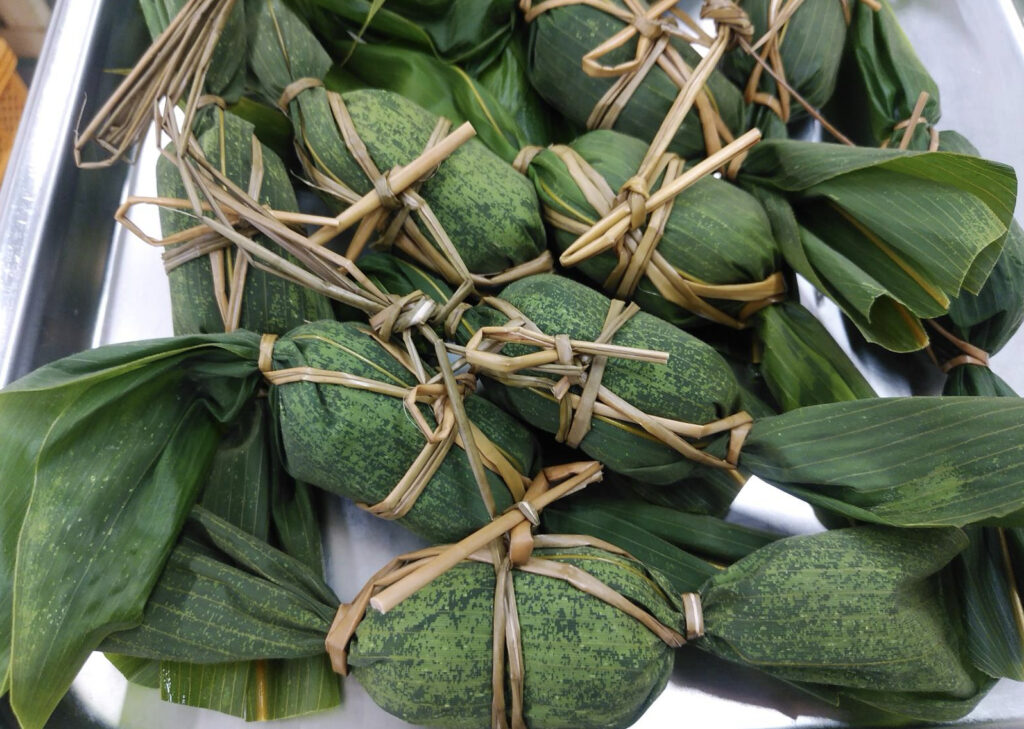 急速冷凍されたトレーにたくさんおかれた笹団子