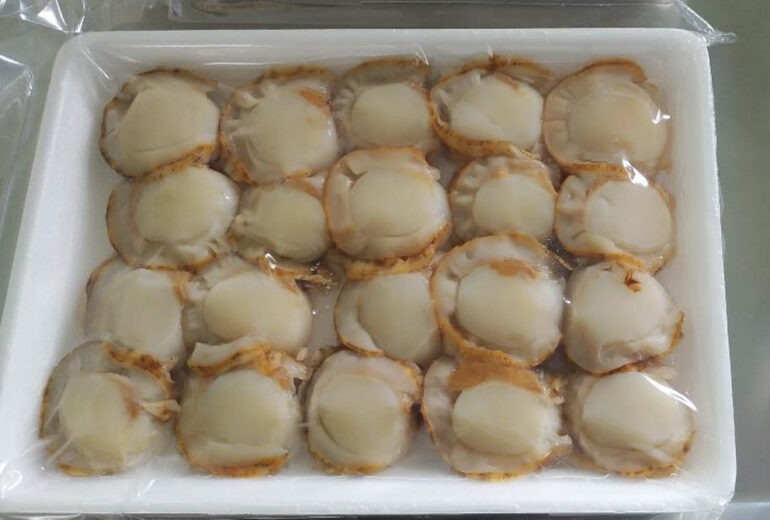 白いトレイに入ったボイルホタテ