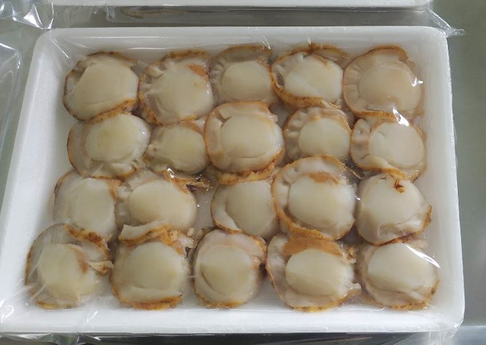 白いトレイに入ったボイルホタテ