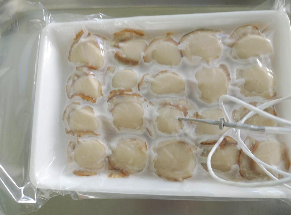 急速冷凍された白いトレイに入ったボイルホタテ