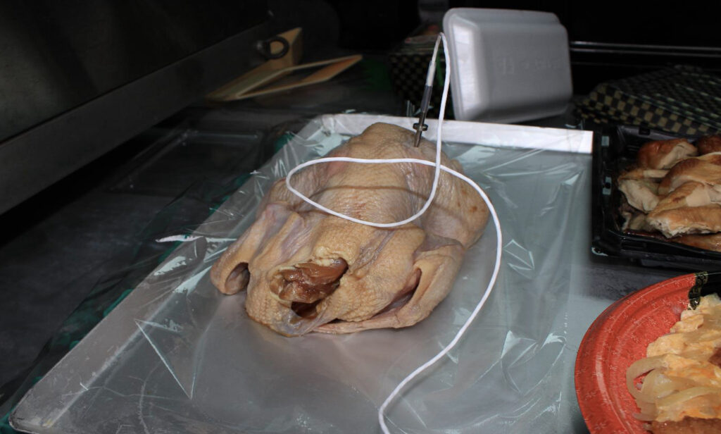 トレイの上にのせられた丸鶏