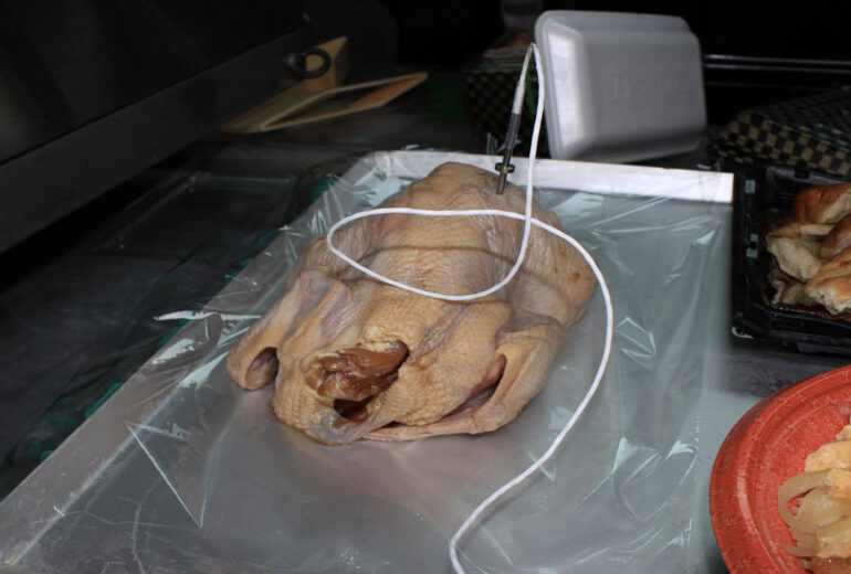 トレイの上にのせられた丸鶏