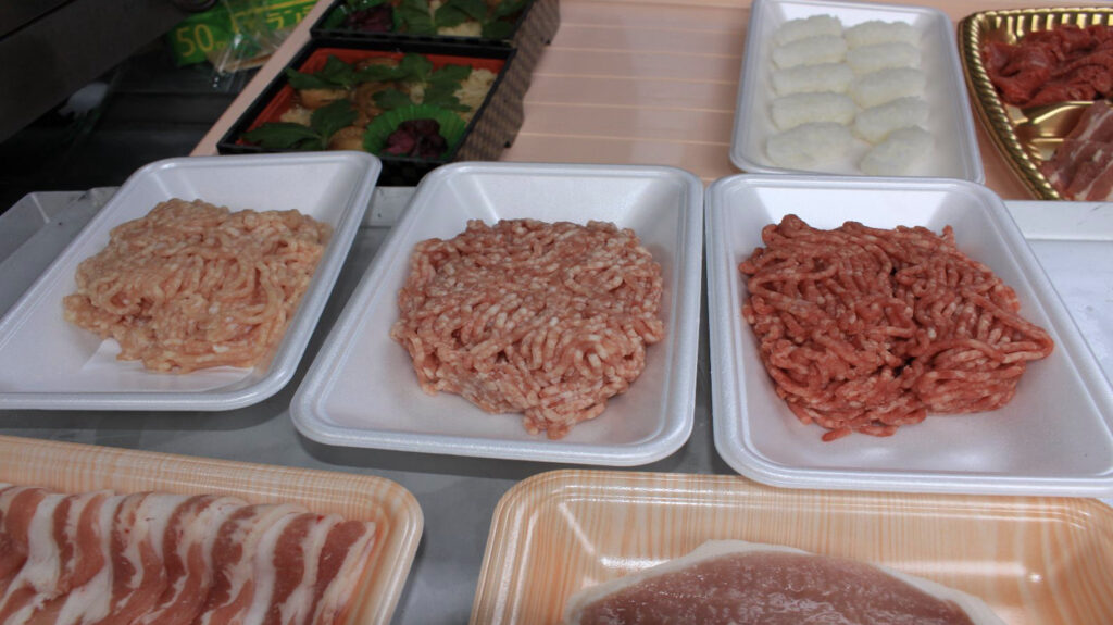 ミンチ肉パックが並べられている（鳥豚牛）