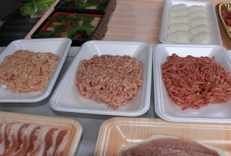 ミンチ肉パックが並べられている（鳥豚牛）