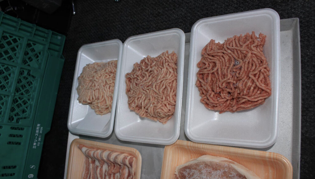 急速冷凍されたミンチ肉パックが並べられている（鳥豚牛）