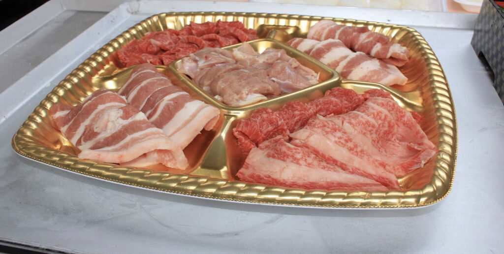 トレイの上にもられた様々なお肉の盛り合わせパック