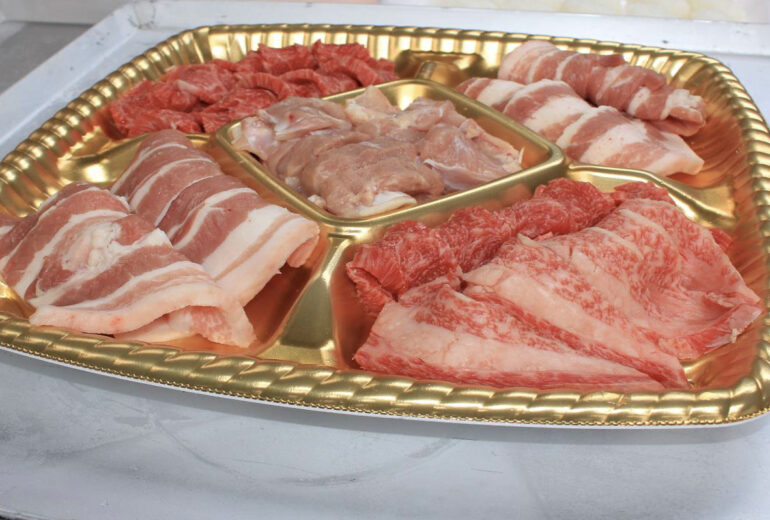 トレイの上にもられた様々なお肉の盛り合わせパック