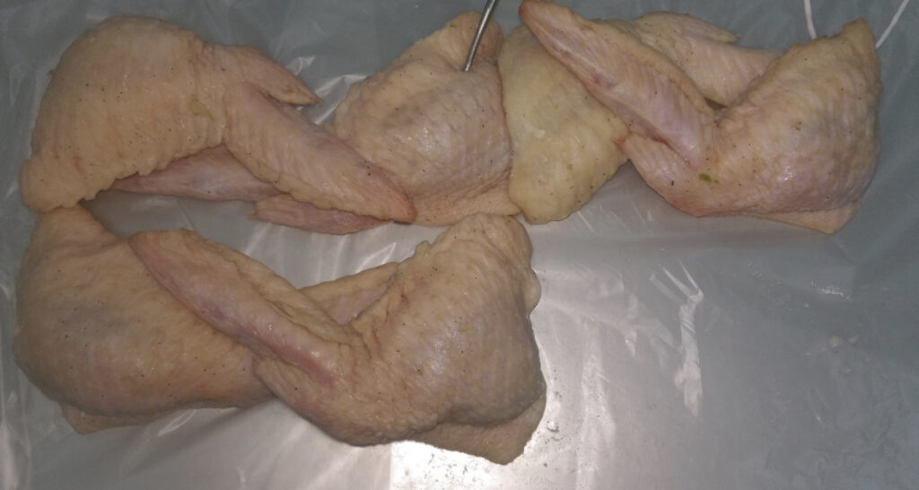 トレーにのせられた手羽先