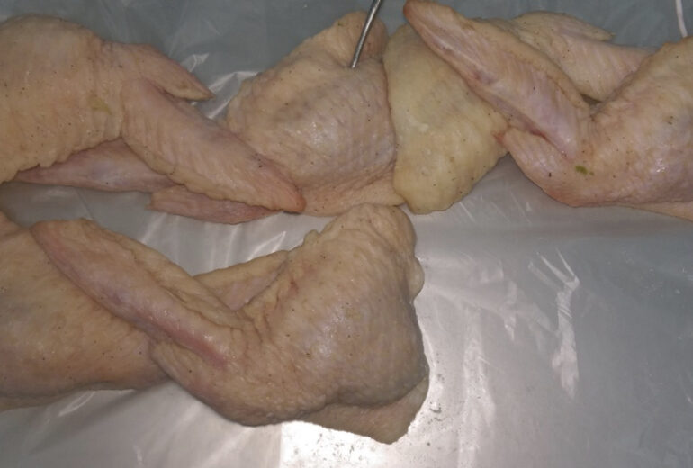 トレーにのせられた手羽先