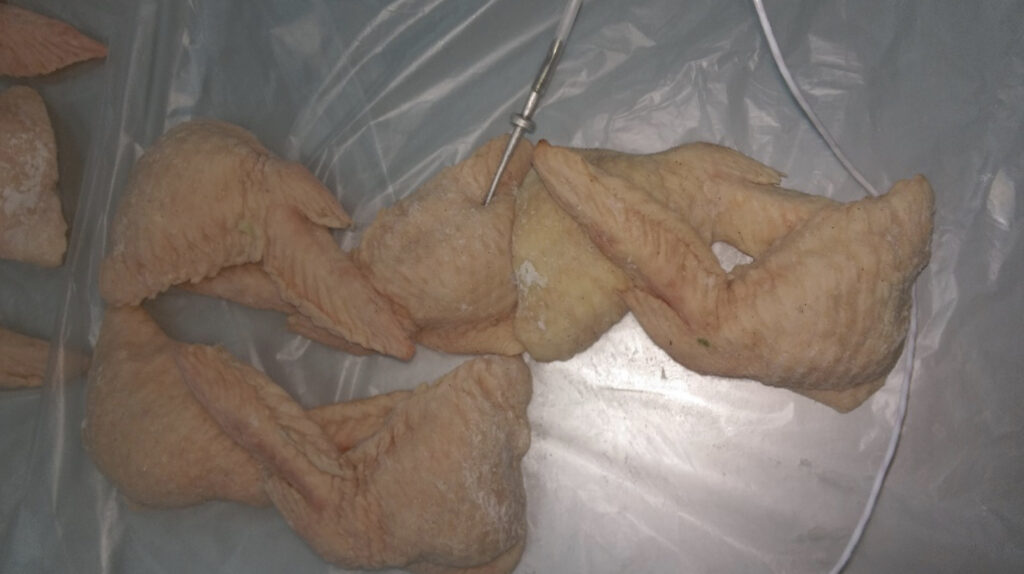 急速冷凍されたトレーにのせられた手羽先