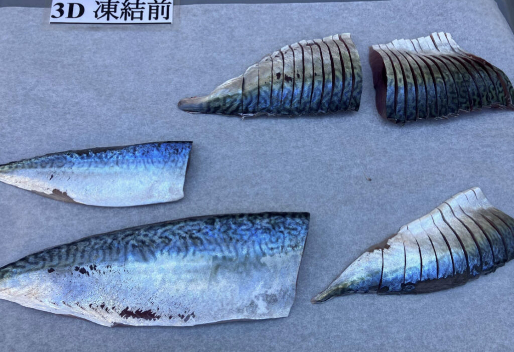 トレーに載せられた鯖