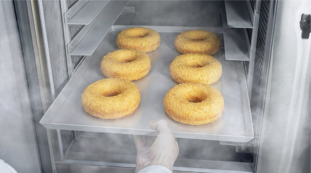 急速冷凍機の中でおからドーナッツが急速冷凍されている
