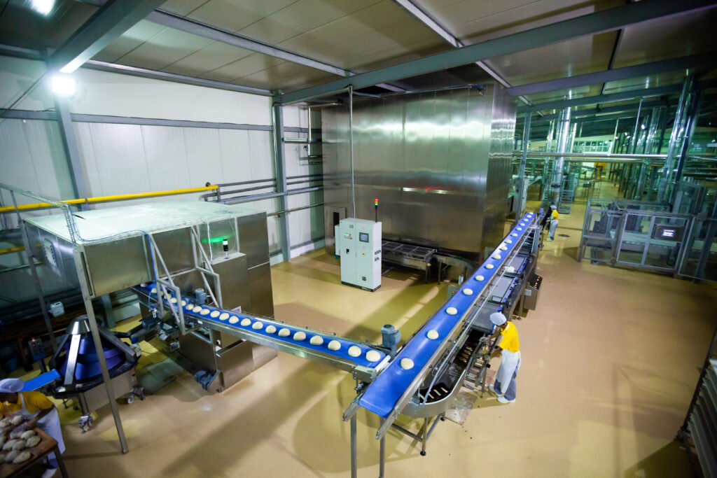 一列で搬送された食品がスパイラルフリーザーに入る様子