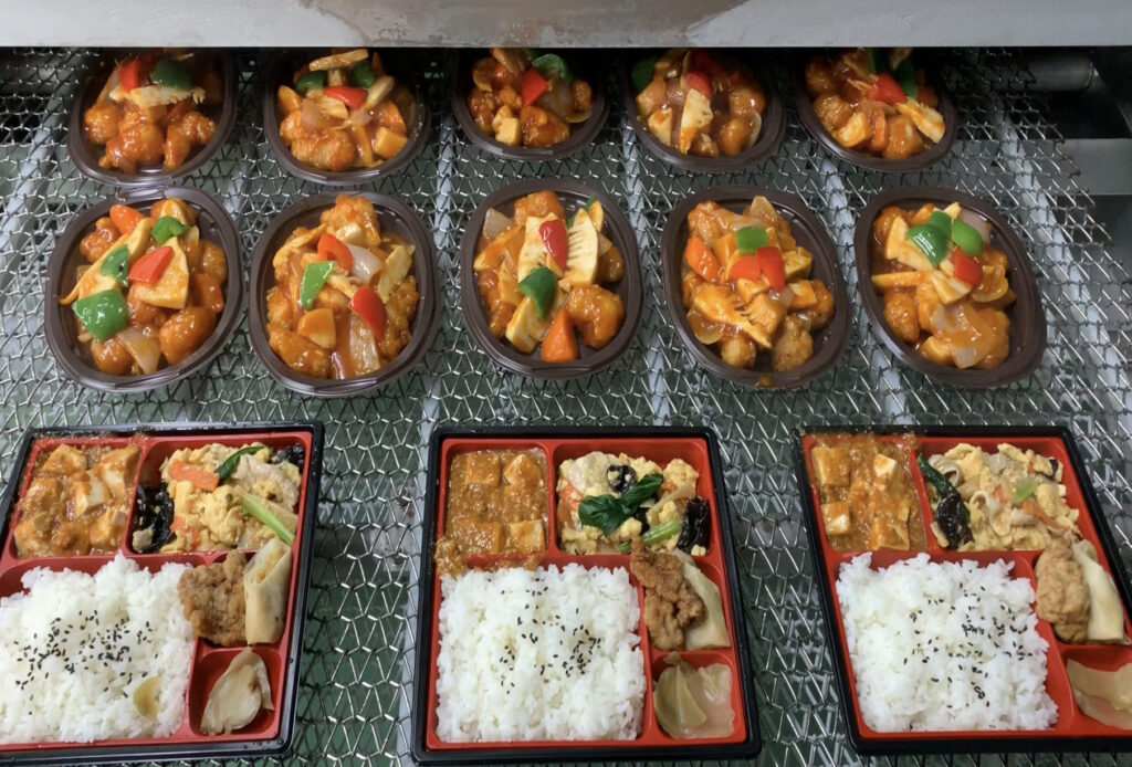 トンネルフリートンネルフリーザーのベルト上に製品が流れているザーのベルト上に製品が流れている