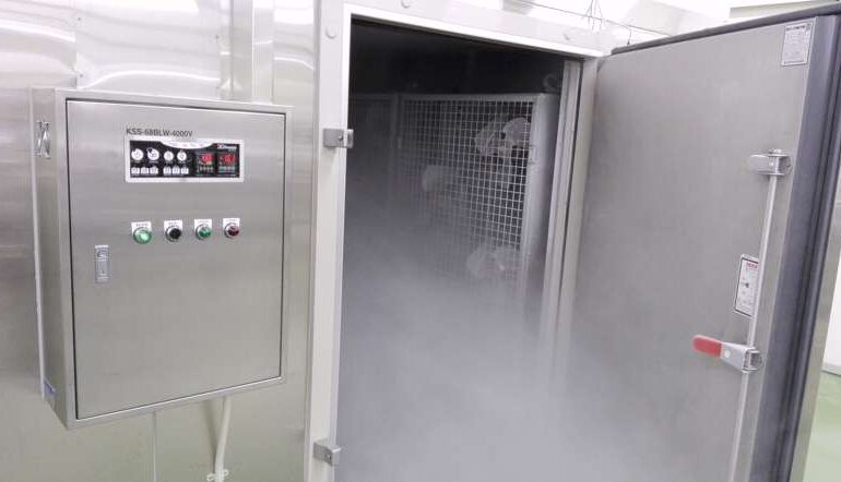 瞬間冷凍機の扉から超低温の冷気が出ている
