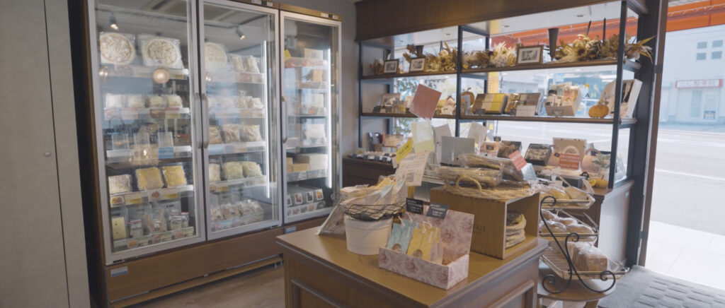 冷凍ショーケースや店舗内で販売されている商品