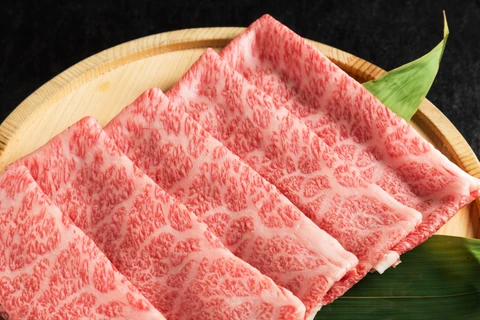 木の器に並べた霜降り牛肉