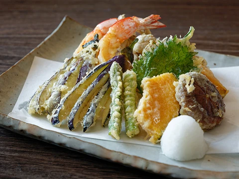 海老や野菜の天ぷらの盛り合わせ