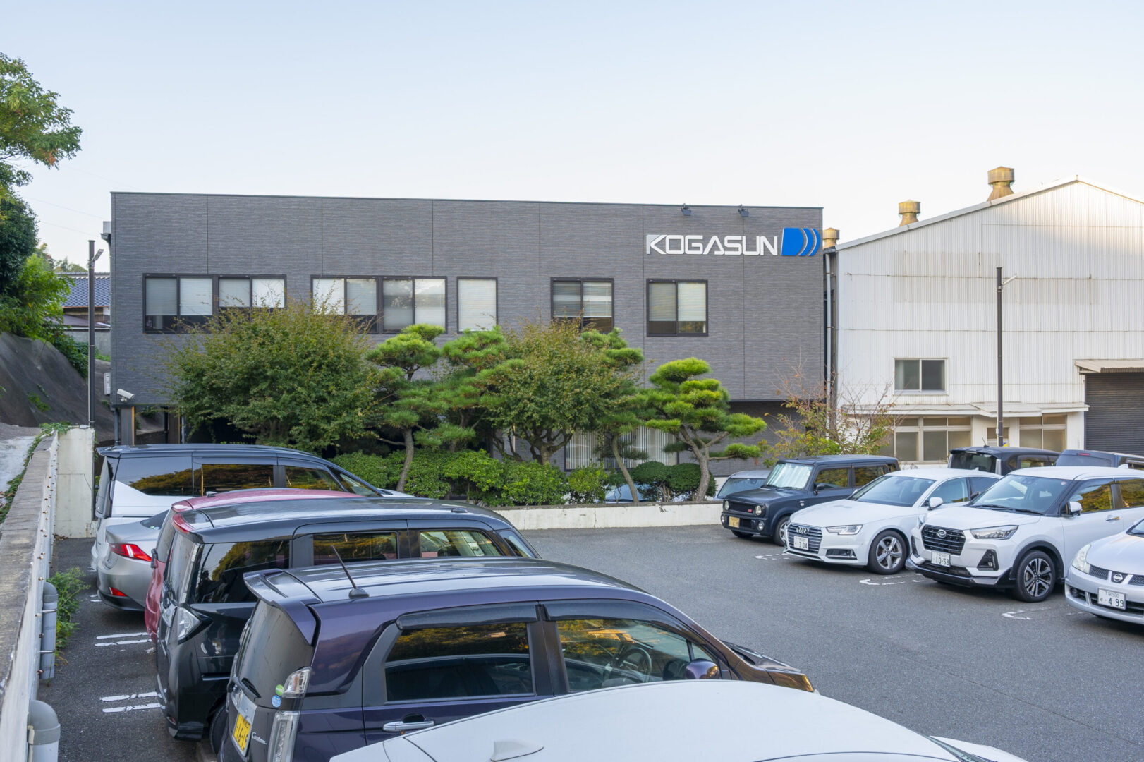 2棟が並ぶコガサン本社と自社工場、敷地の全景