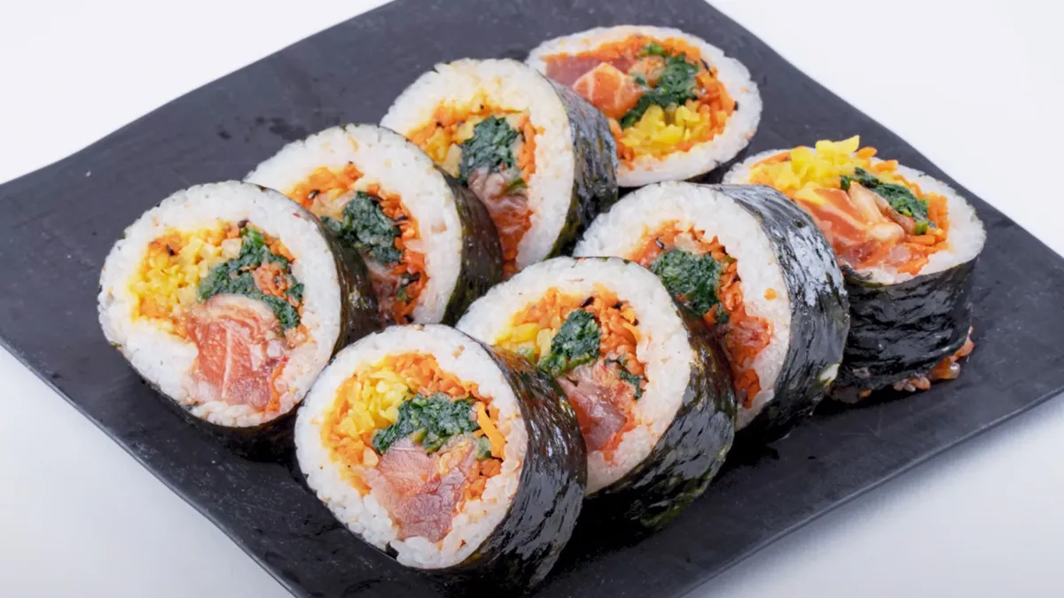 黒い角皿に並ぶアゴラキッチンのキンパ